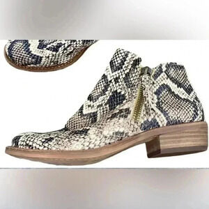 NWOT Gianni Bini Leather snakeskin pattern lankle boot, side zipper